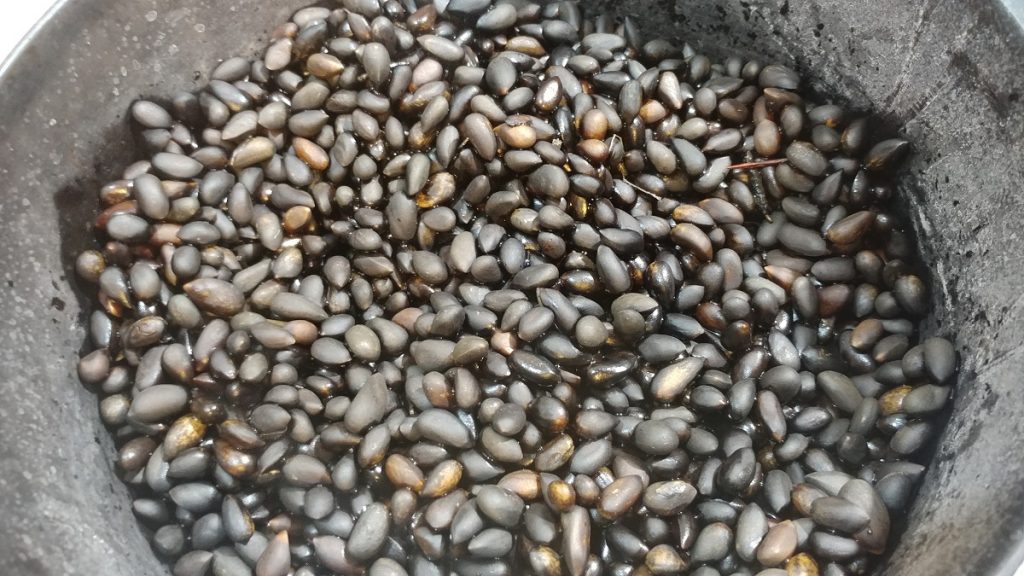 Roasting pinenuts